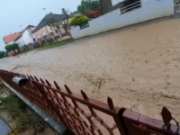 SNAŽNO NEVRIJEME NA ISTOKU HRVATSKE: U Belom Manastiru ulice se pretvorile u blatne rijeke, poplavljeni podrumi  (VIDEO)