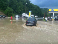 JAKO NEVRIJEME U PODMAJEVIČKOM KRAJU:  Voda prijeti kućama u Priboju, poplavljen put Tuzla - Bijeljina (FOTO)