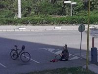 FOTOGRAFIJA KOJA JE DIRNULA BIH: Otac dežura ispred bolničke sobe svog sina