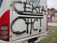 RASTU NAPETOSTI UOČI SKUPA U BEOGRADU: Na autobusu Vučićevih pristalica ispisano 'Sekta SNS', izbušene gume... (FOTO)