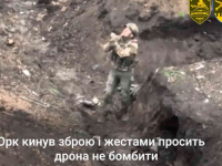 DVIJE MINUTE TOTALNE NEMOĆI: Pogledajte kako je ruski vojnik zastao usred bahmutske klaonice i raširio ruke pred dronom... (VIDEO)