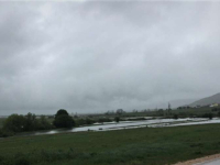 RIJEKA ŠUJICA SE IZLILA IZ KORITA: Obilna kiša ugrozila nekoliko pomoćnih objekata u Tomislavgradu