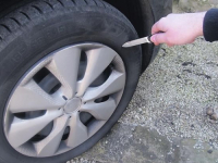 SLUČAJ IZ CAZINA: Supruga mu izbušila gume na automobilu jer je htio pijan da vozi djecu