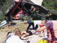 NOVI DETALJI O PREVRTANJU TRAKTORA S MATURANTIMA: Ima teških lomova, neki će morati na operaciju; Traktor vozio učenik?