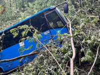 VOZAČA ZASLIJEPILO SUNCE?: Školski autobus u Italiji pao u provaliju, ima povrijeđenih