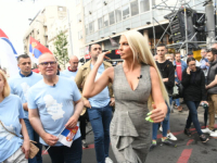 KRENULA S PRIJATELJEM, INAČE DOBRIM DRUGOM ALEKSANDRA VUČIĆA: Jelena Karleuša na mitingu SNS-a