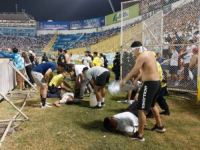 UZNEMIRUJUĆI SNIMAK: Jezive scene na stadionu; Najmanje 12 osoba poginulo u El Salvadoru (VIDEO)