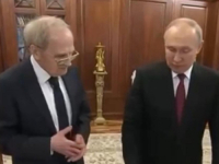 NADREALAN PERFORMANS U KREMLJU, PUTIN NAREDIO DA MU DONESU KARTU IZ 17. VIJEKA: 'Francuzi su ovo radili...' (VIDEO)