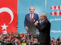 BOJI SE NAPADA: Erdoganov izazivač na predizbornom skupu nosio 'pancirku'