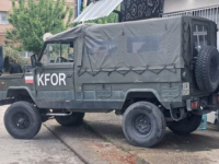 DRAMATIČNO NA KOSOVU: Ispred općina raspoređene snage KFOR-a, građani krenuli ka zgradi u Zvečanu, specijalci koristili suzavac...