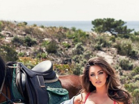 ŽARI I PALI I U PETOJ DECENIJI: Slavna britanska manekenka i glumica osvanula u vrućim pozama, fanovi na Instagramu oduševljeni…