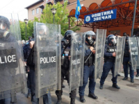 NAPETO NA SJEVERU KOSOVA: KFOR napravio kordon oko zgrade općine, građani se okupljaju, pripadnici specijalne jedinice ROSU...