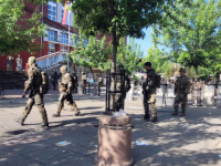 I DALJE NAPETO U ZVEČANU: Okupljeni Srbi čekaju da se povuku specijalci iz zgrade opštine (VIDEO)