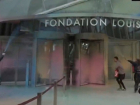 EKOLOŠKI AKTIVISTI UIGRANI I ZA PRVI MAJ: Bojom uništavali zgradu poznate modne kuće u Parizu (VIDEO)