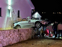 TEŠKA NESREĆA U POSUŠJU: Mercedesom udarili u zid kuće, vozač (21) poginuo na mjestu, suvozač u mostarskoj bolnici