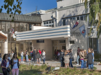 PORUKA STUDENTA KOJI NIJE DIPLOMIRAO: Evakuisan Ekonomski fakultet u Kragujevcu, prijetio da će pobiti sve profesore