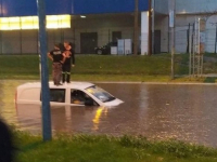 APOKALIPSA U NOVOM SADU: Voda došla do krovova automobila, vozači zaglavljeni u bujicama