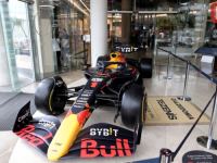 'SB' NA LICU MJESTA: U Sarajevu izložen šampionski bolid Formule 1 (FOTO)