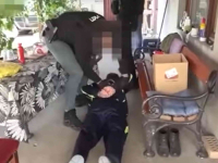 DRAMATIČAN SNIMAK IZ SRBIJE: Pogledajte kako je uhapšen otac masovnog ubice iz Mladenovca i šta su sve policajci pronašli u njegovoj kući (VIDEO)