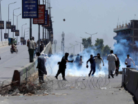 NEMIRI U JEDNOJ OD NAJVEĆIH ISLAMSKIH ZEMALJA U SVIJETU: Demonstranti se okreću protiv vojske nakon hapšenja lidera najjače opozicione partije (FOTO)