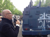 NOVE TENZIJE NA SJEVERU KOSOVA: Oskrnavljena dva oklopna vozila (FOTO, VIDEO)