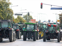 BUNILE SE DELIJE NASRED ZEMLJE...: Traktorima blokirali Temerinski most u Novom Sadu
