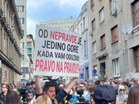 NEZADOVOLJNI GRAĐANI SARAJEVA OKUPILI SE NA MJESTU STRADANJA AZRE SPAHIĆ: Traže ostavke ministara u Vladi KS Štete, Katice i Softić-Kadenić (FOTO + VIDEO)