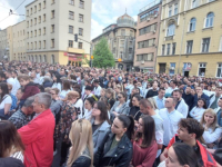 DOŠLI U BIJELIM MANTILIMA; KOLEGE I PRIJATELJI UBIJENE DOKTORICE SE PRIDRUŽILI OKUPLJANJU U SARAJEVU: Muk, suze i bol