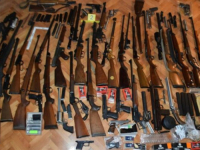 SAMO U DVA KANTONA: Zenička i tuzlanska policija zaplijenili desetine pištolja, pušaka i bombi