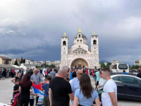U MEĐUVREMENU U PODGORICI: Ispred hrama skup podrške srpskom narodu na Kosovu, okupljeni građani nose zastave Srbije (FOTO)