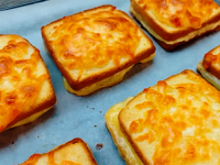 BRZO, JEDNOSTAVNO, A NEVJEROVATNO UKUSNO: Za tren oka napravite zapečene tople sendviče i oduševite ukućane… (VIDEO)