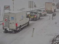 SNIJEG IZAZVAO HAOS U AUSTRIJI: Zapeli kamioni, prekinut promet prevojem Arlberg