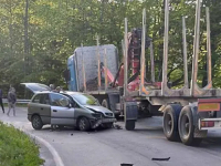 UŽASAN PRIZOR S LICA MJESTA: Teška saobraćajna nezgoda na putu Trnovo-Foča, vozač Opela podletio pod tereni kamion...