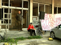 MALO JE BILO OKUPLJENIH NA TUZLANSKOM PRVOMAJSKOM PROTESTU: 'Ne znam šta slavimo. Slavimo li što smo najkorumpiranija i najiromašnija zemlja...'