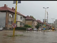 POTEŠKOĆE U SAOBRAĆAJU: Jako nevrijeme pogodilo Tuzlu, poplavljene glavne saobraćajnice (VIDEO)