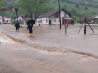 APOKALIPTIČNI PRIZORI SA SJEVEROZAPADA BiH: Zatvoreni putevi, Una se izlila u naseljima, voda nosi sve...