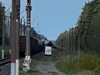DRUGI DAN ZA REDOM: Teretni voz iskočio iz tračnica u Rusij, sumnja se na sabotažu? (VIDEO)