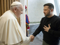 ZELENSKI SE SASTAO SA PAPOM FRANJOM: Razgovarali duže od pola sata, evo šta mu je poklonio