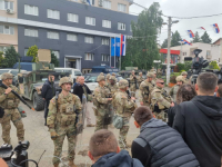 DRAMATIČNO NA SJEVERU KOSOVA: KFOR rasporedio snage kod opštinskih zgrada, u Leposaviću postavio bodljikavu žicu (FOTO, VIDEO)