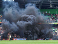 ZASTRAŠUJUĆI PRIZORI NA STADIONU: Crni dim posvuda, navijači utrčali na teren (FOTO, VIDEO)