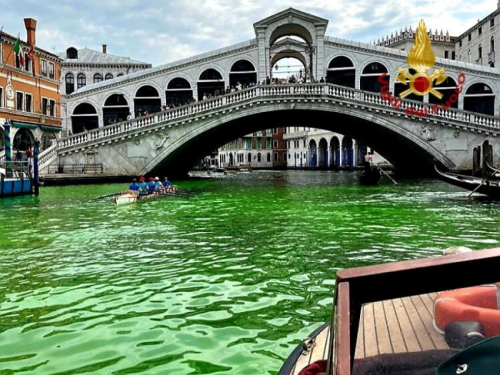 ŠTA SE DESILO: Venecijanski kanal obojen u zeleno, policija pokrenula istragu (VIDEO)