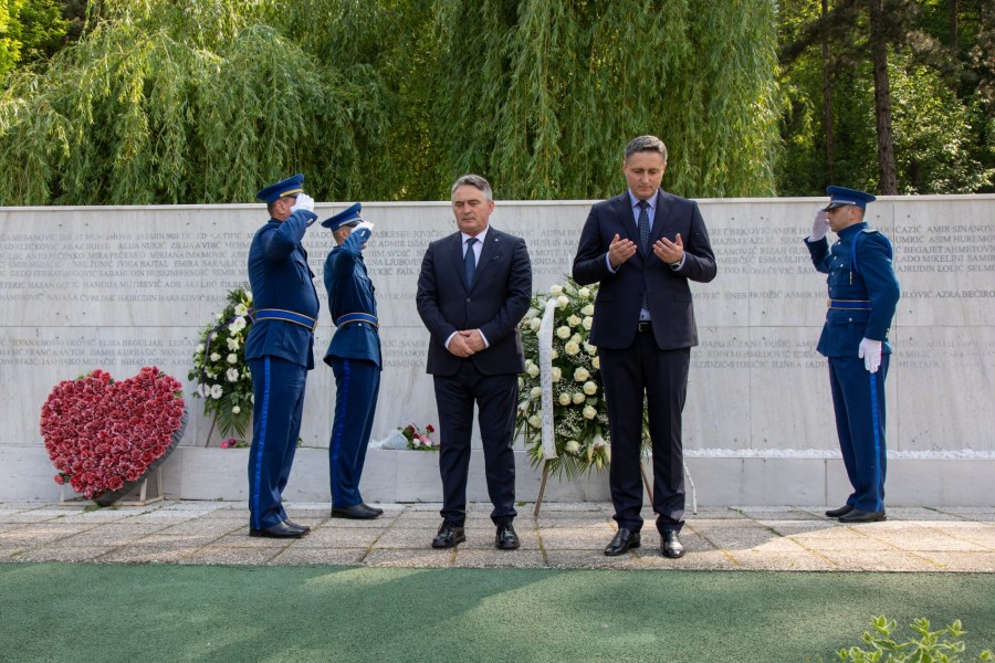 ŽELJKO KOMŠIĆ I DENIS BEĆIROVIĆ U TUZLI: Odali počast ubijenim u masakru na Kapiji (FOTO)