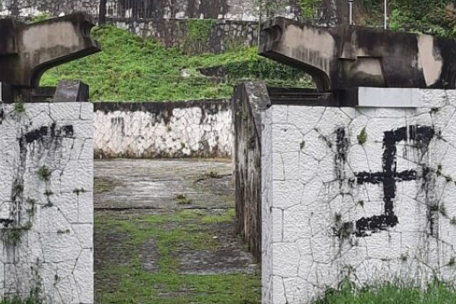 UGLEDNI THE GUARDIAN PIŠE: Ko uništava Partizansko groblje u Mostaru i  kakva je uloga Katoličke crkve... | Slobodna Bosna