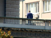 URNEBESNI KOMENTARI NA VUČIĆEVU ŠETNJU TERASOM: 'Ovako i ja kad hoću da dam otkaz' (VIDEO)