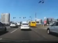VOZAČI ĆE OVO PAMTITI ČITAV ŽIVOT: Pogledajte momenat pada ruskog projektila na autocestu prepunu automobila (VIDEO)