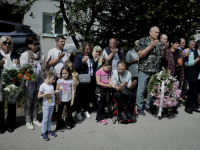 OKUPILI SE PRIJATELJI I PORODICA ISPRED KUĆE PORODICE BOJADŽI: Na Sedreniku obilježena 31. godišnjica masakra nad četvoro civila, među kojima troje djece