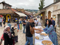 BENJAMINA U TRADICIONALNOJ AKCIJI: Gradonačelnica Sarajeva dijelila baklave na Baščaršiji
