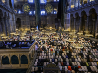 HILJADE VJERNIKA U DŽAMIJI AJA SOFIJA U ISTANBULU: Bajram-namaz predvodio glavni imam Ferruh Mustuer, dok je hutbu...