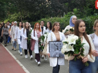 'SB' NA LICU MJESTA - ŠETNJA ZA AZRU I ALMU: Studenti i građani odali počast tragično preminulim mladim doktoricama (FOTO)