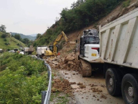 DRAMATIČNO U OVOM DIJELU ZEMLJE: Klizište blokiralo put kod Kaknja, mehanizacija na terenu (FOTO)